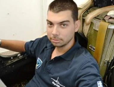 Ο νέος που έφτιαξε πιλοτήριο μαχητικού αεροσκάφους με αυθεντικά εξαρτήματα στο σπίτι του!
